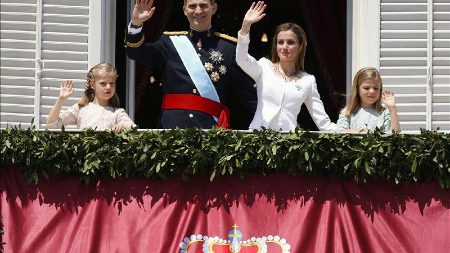 Felipe, Letizia y sus hijas las infantas el d&iacute;a de la proclamaci&oacute;n de Felipe VI