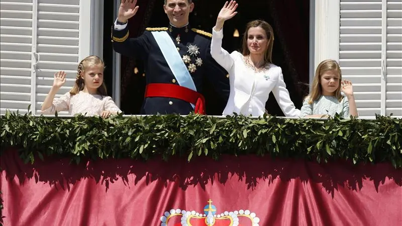 Felipe, Letizia y sus hijas las infantas el día de la proclamación de Felipe VI