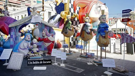 Unos ninots expuestos antes de ser quemados en las hogueras de Alicante. Unos ninots expuestos antes de ser quemados en las hogueras de Alicante.