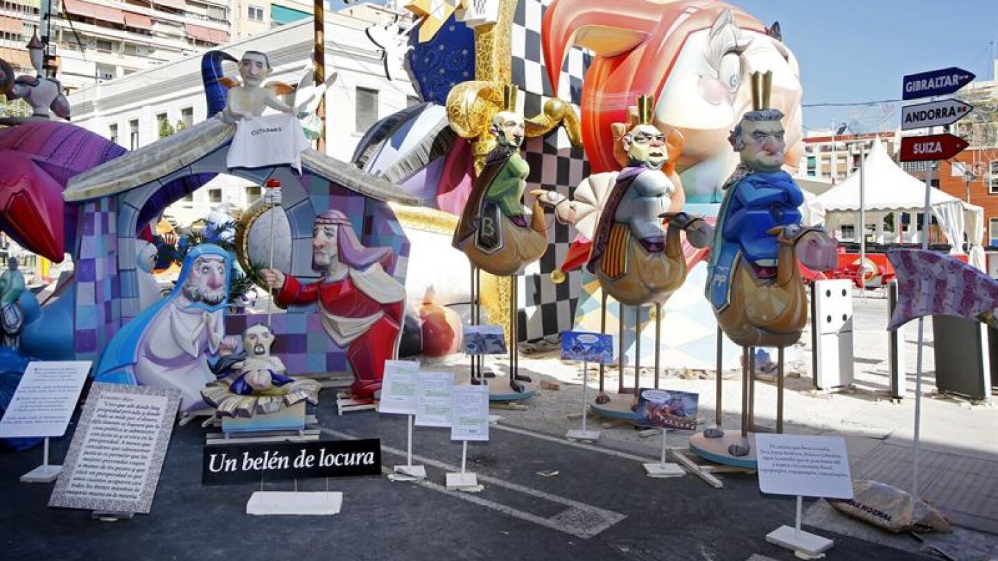 Unos ninots expuestos antes de ser quemados en las hogueras de Alicante.