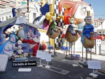 Unos ninots expuestos antes de ser quemados en las hogueras de Alicante. Unos ninots expuestos antes de ser quemados en las hogueras de Alicante.