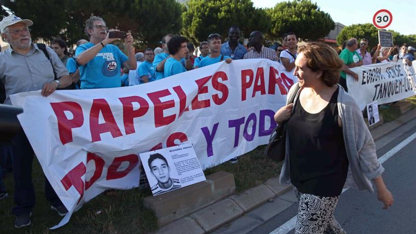 Ada Colau durante la manifestaci&oacute;n por el cierre de los CIE