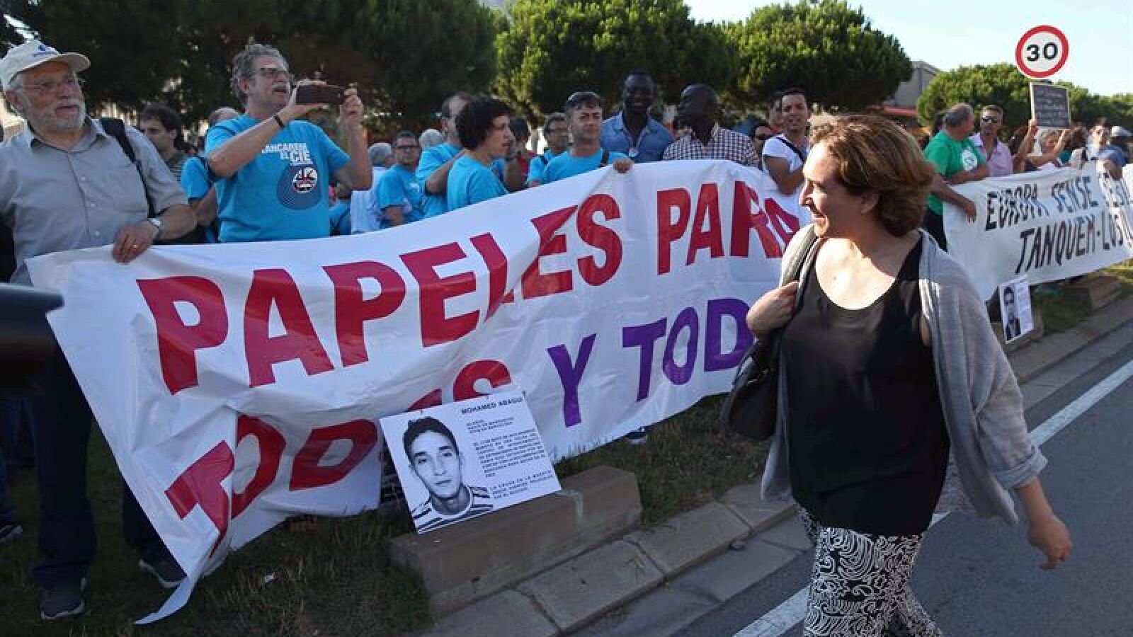Ada Colau durante la manifestaci&oacute;n por el cierre de los CIE