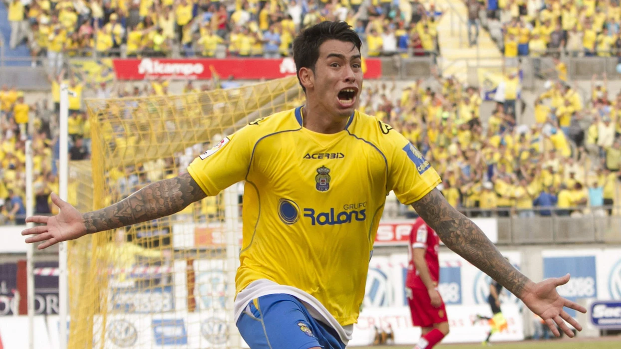 Araujo celebra el gol que le da el ascenso a Las Palmas