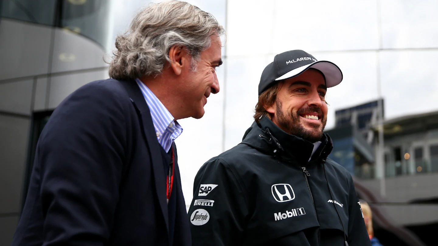 Sainz y Alonso se ríen Sainz y Alonso se ríen