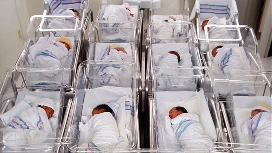 Bebés recién nacidos en el hospital Bebés recién nacidos en el hospital