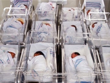 Bebés recién nacidos en el hospital Bebés recién nacidos en el hospital