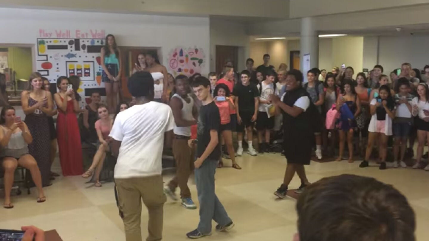 Los chicos en el reto de baile
