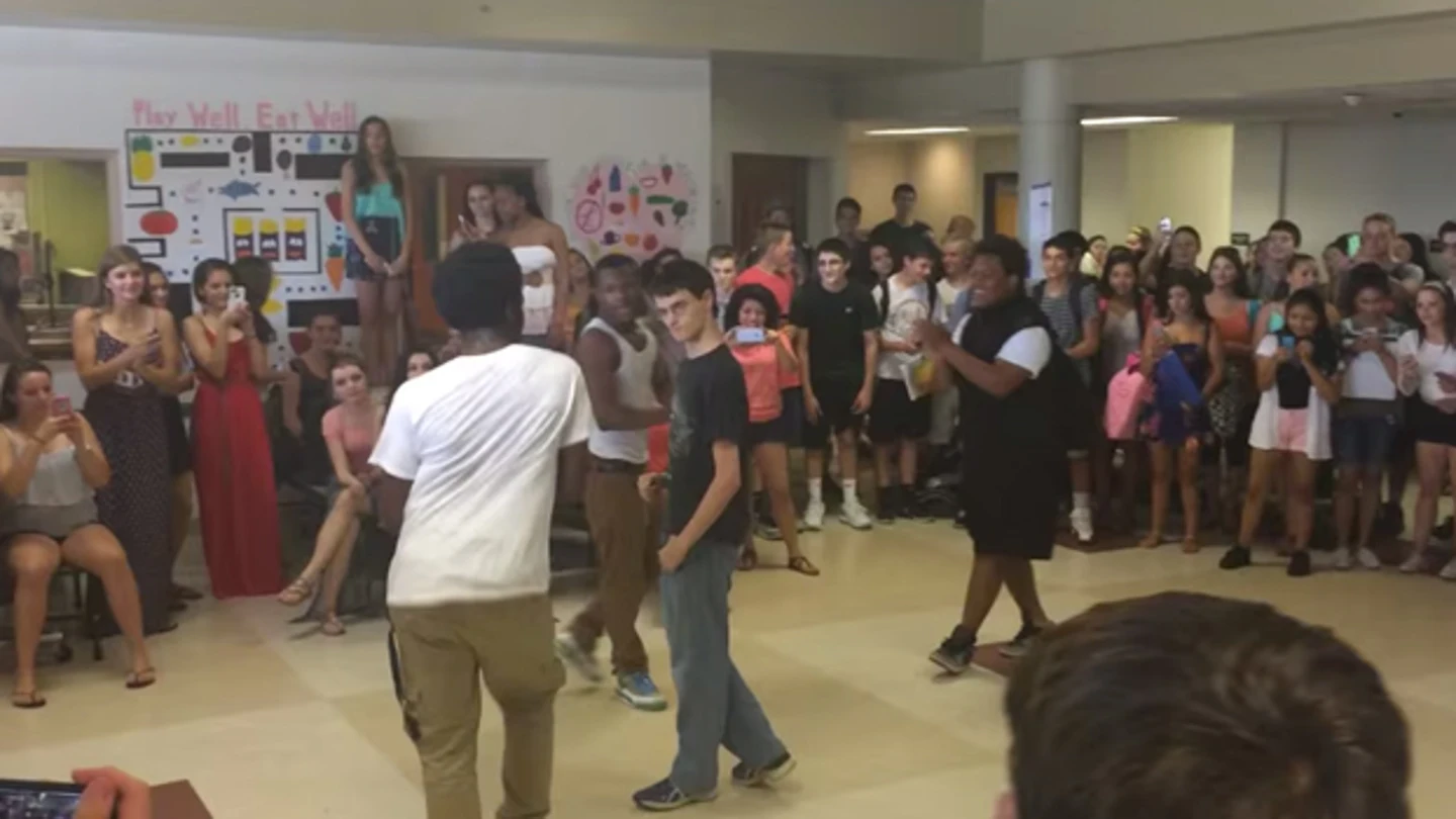 Los chicos en el reto de baile Los chicos en el reto de baile