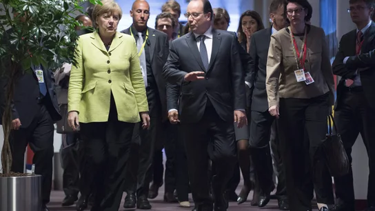 La canciller alemana, Angela Merkel, camina junto al presidente francés, François Hollande La canciller alemana, Angela Merkel, camina junto al presidente francés, François Hollande