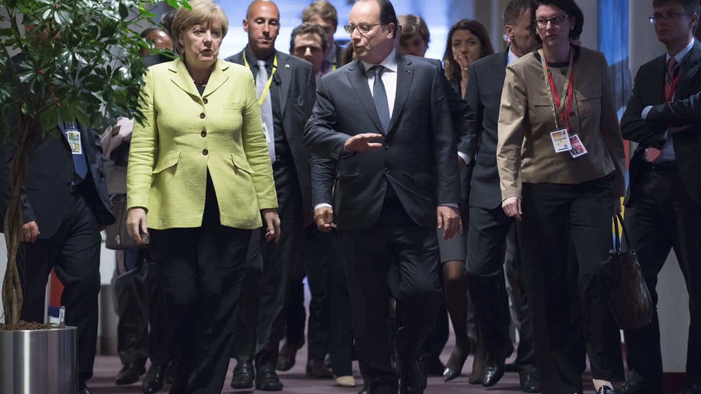 La canciller alemana, Angela Merkel, camina junto al presidente franc&eacute;s, Fran&ccedil;ois Hollande