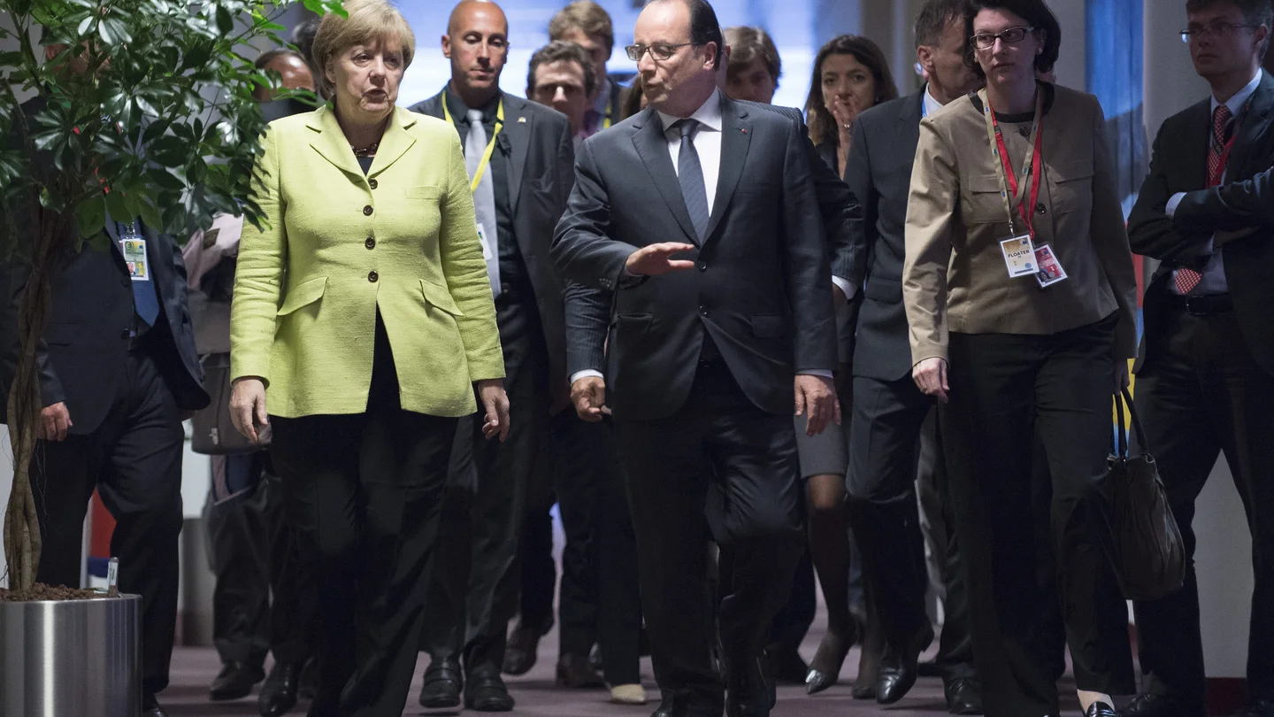 La canciller alemana, Angela Merkel, camina junto al presidente francés, François Hollande La canciller alemana, Angela Merkel, camina junto al presidente francés, François Hollande