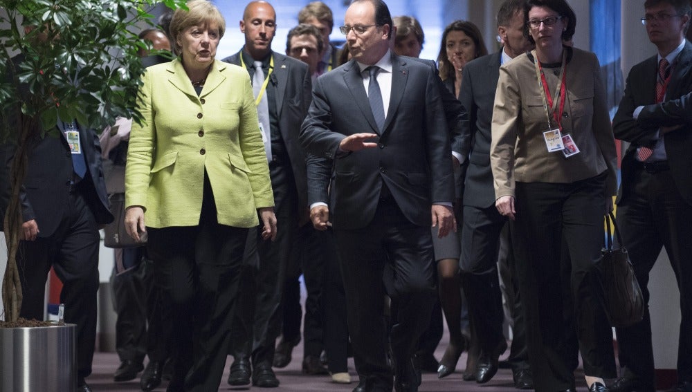 La canciller alemana, Angela Merkel, camina junto al presidente francés, François Hollande