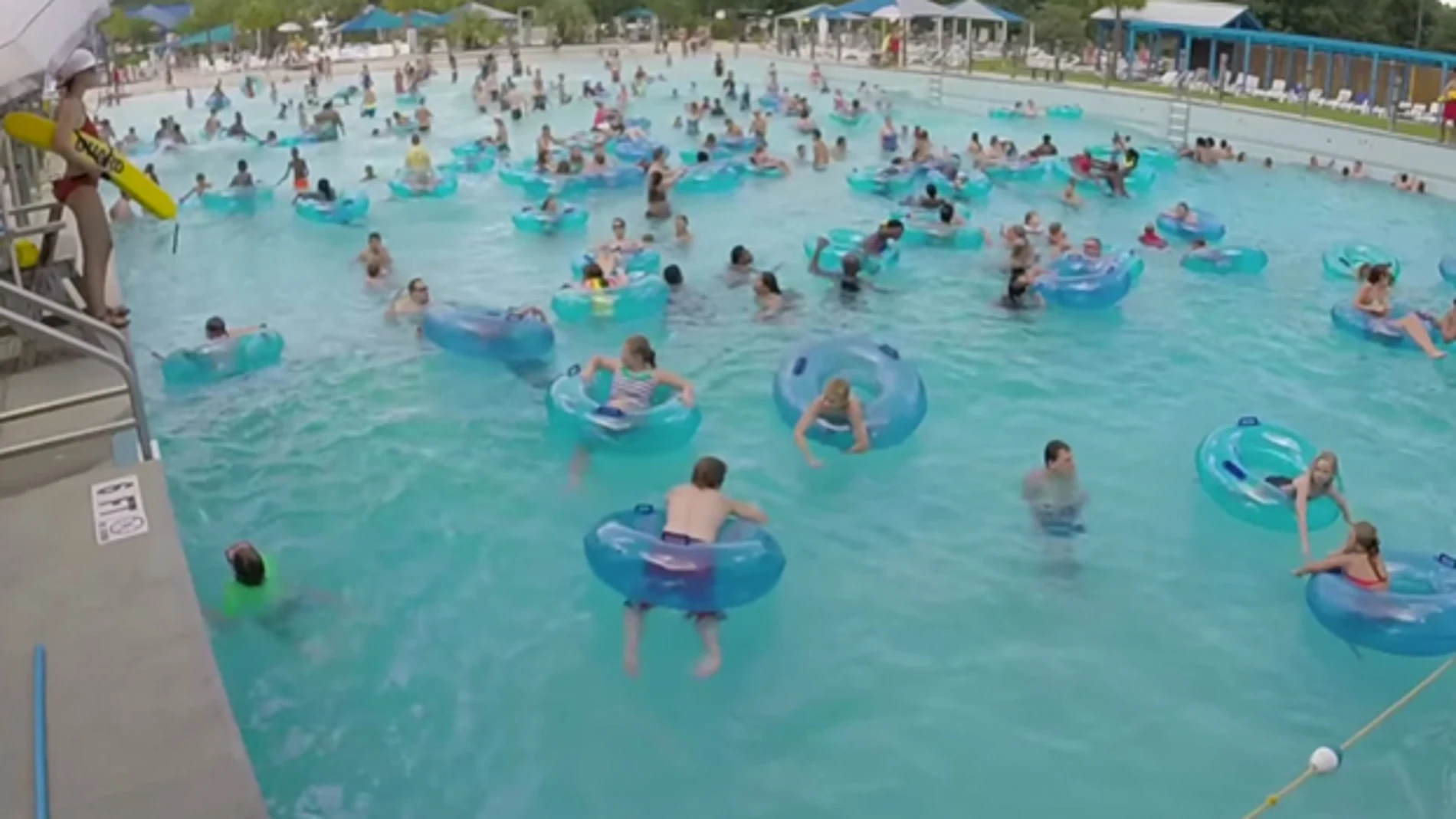 ¿Serías capaz de ver cuál de estos niños se está ahogando en la piscina?