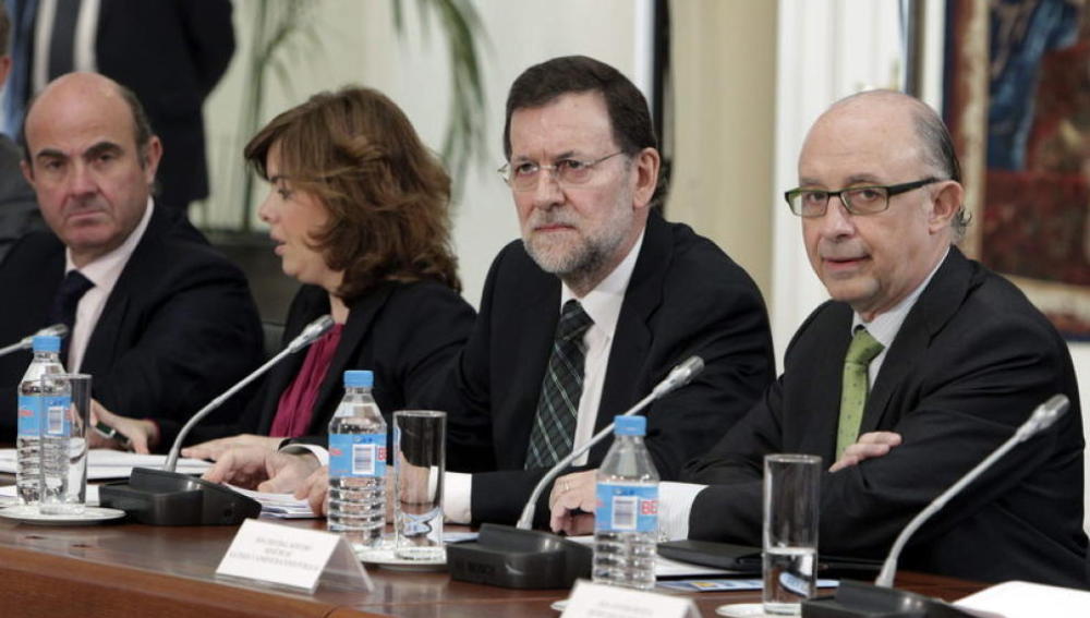 Mariano Rajoy con Luis de Guindos, Soraya Sáenz de Santamaría y Cristóbal Montoro