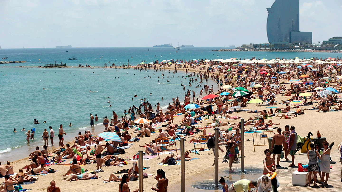 La playa de la Barceloneta plagada de bañistas La playa de la Barceloneta plagada de bañistas
