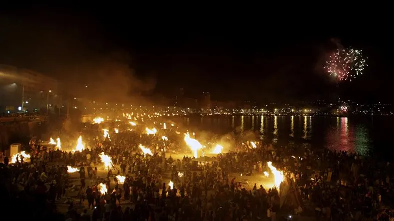 Imagen de archivo de la celebración de las fiestas de San Juan en una playa.