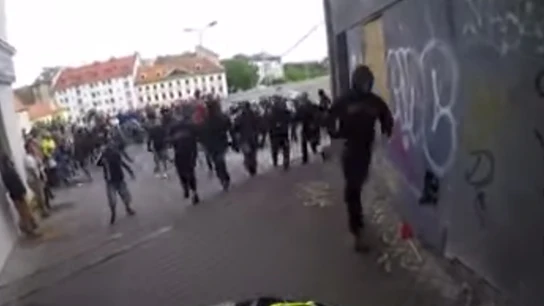 Tras un descenso vertiginoso en bici, se topa con un grupo de neonazis Tras un descenso vertiginoso en bici, se topa con un grupo de neonazis