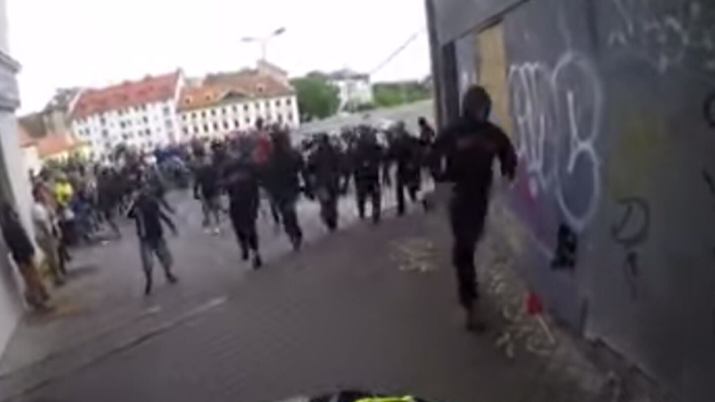 Tras un descenso vertiginoso en bici, se topa con un grupo de neonazis
