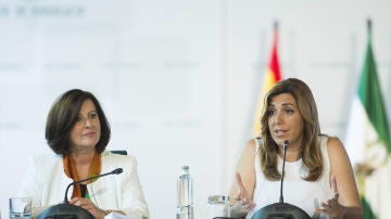 La consejera de igualdad, María José Sánchez, junto a la presidenta de la Junta de Andalucía, Susana Díaz