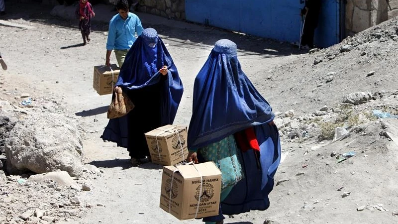 Dos mujeres caminan en Afganistán