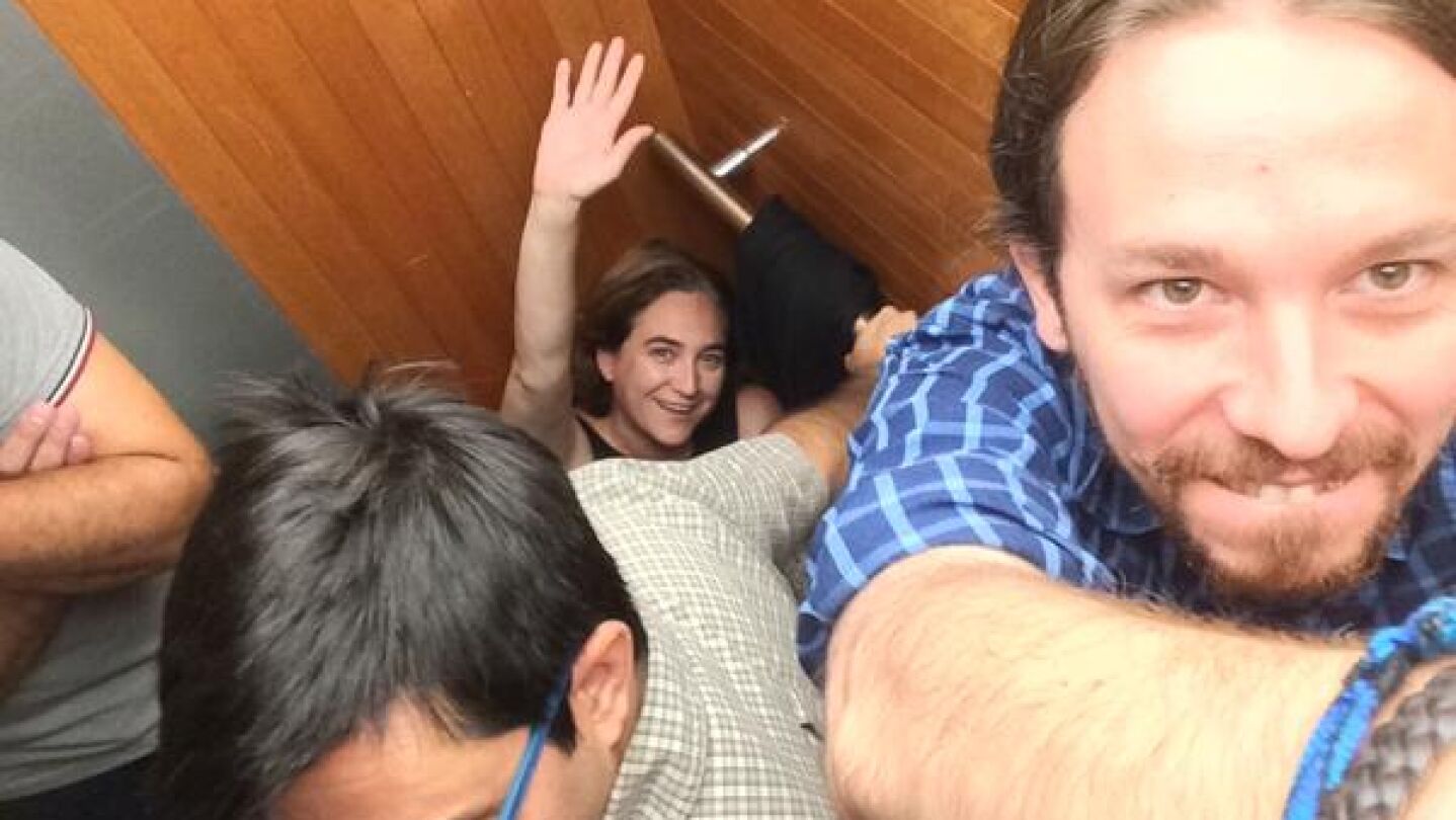 Pablo Iglesias y Ada Colau encerrados en el ascensor