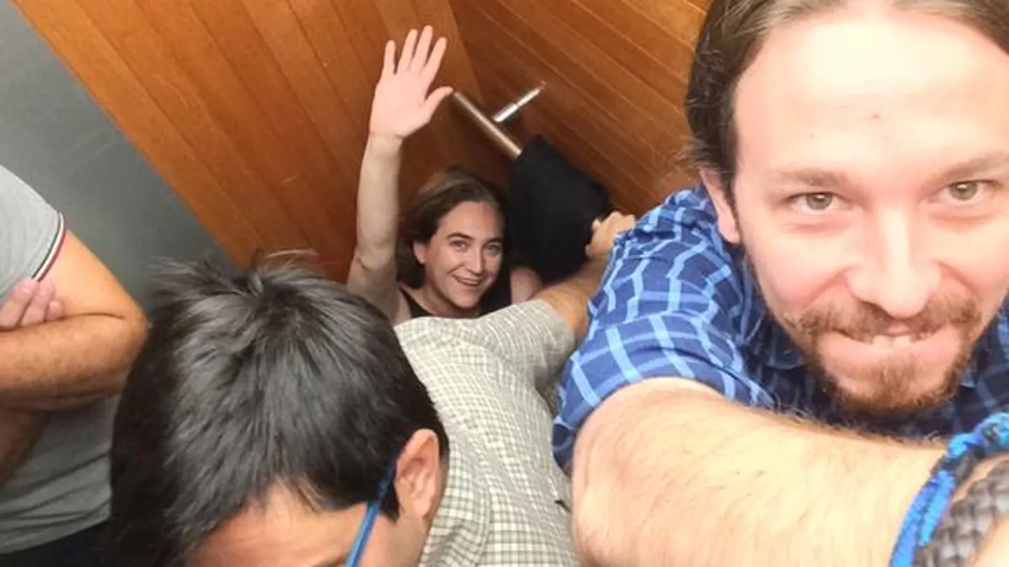 Pablo Iglesias y Ada Colau encerrados en el ascensor Pablo Iglesias y Ada Colau encerrados en el ascensor