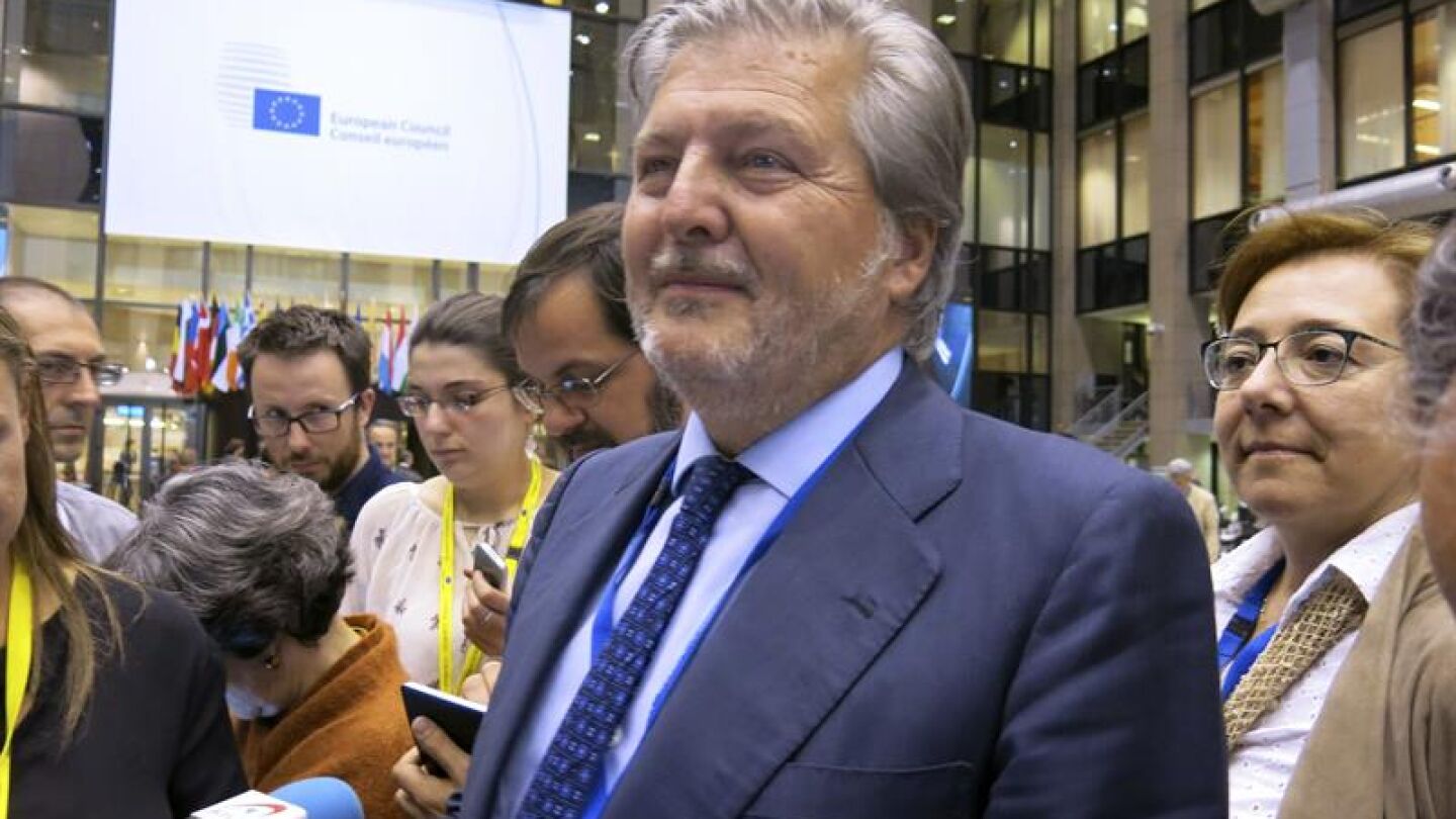 M&eacute;ndez de Vigo, rodeado de prensa en Bruselas