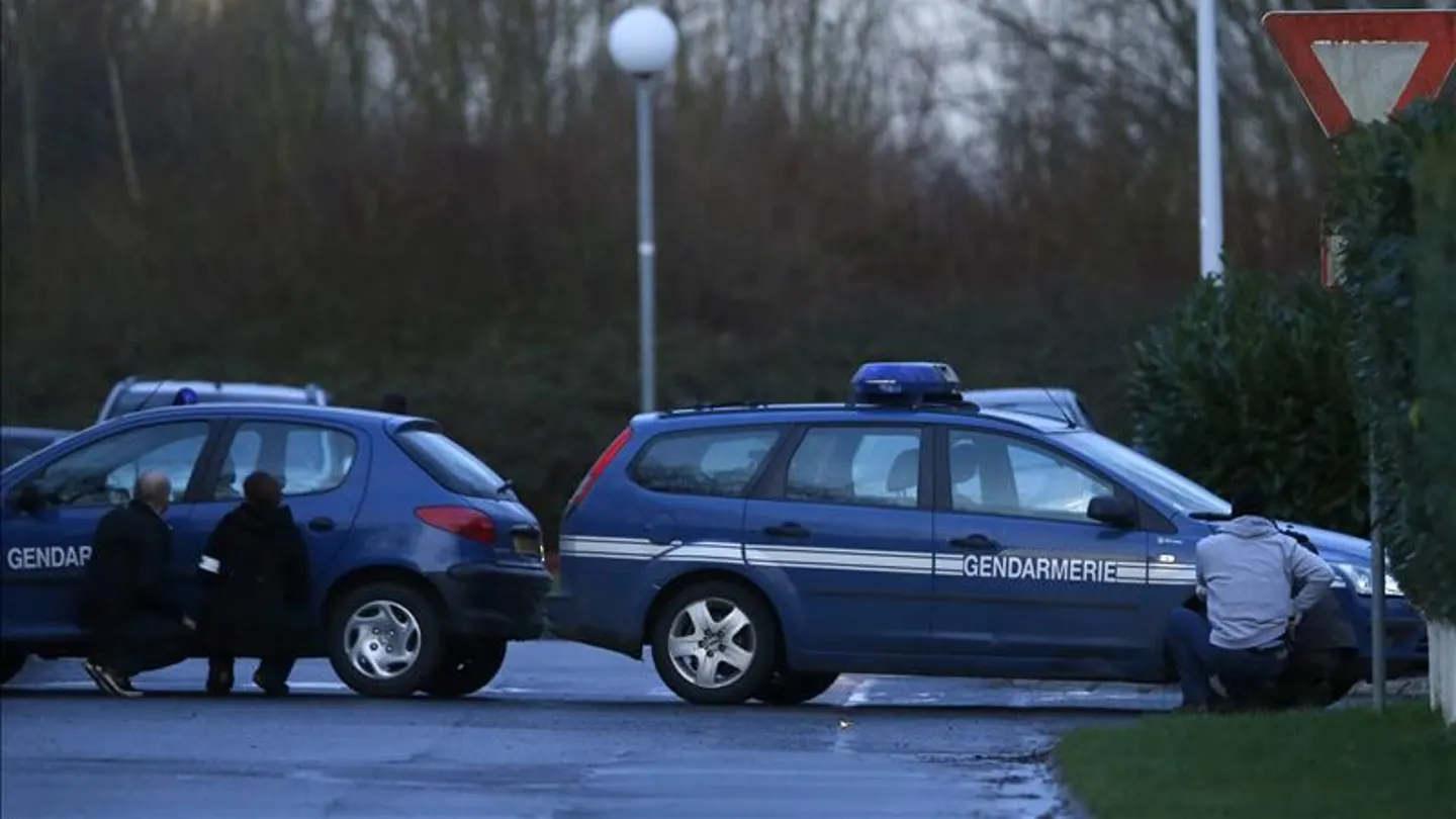 Dos vehículos policiales en Francia Dos vehículos policiales en Francia