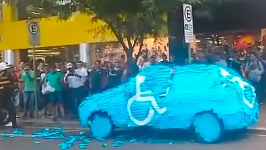 Aparcó el coche en una zona para minusválidos... y se llevó el disgusto de su vida Aparcó el coche en una zona para minusválidos... y se llevó el disgusto de su vida