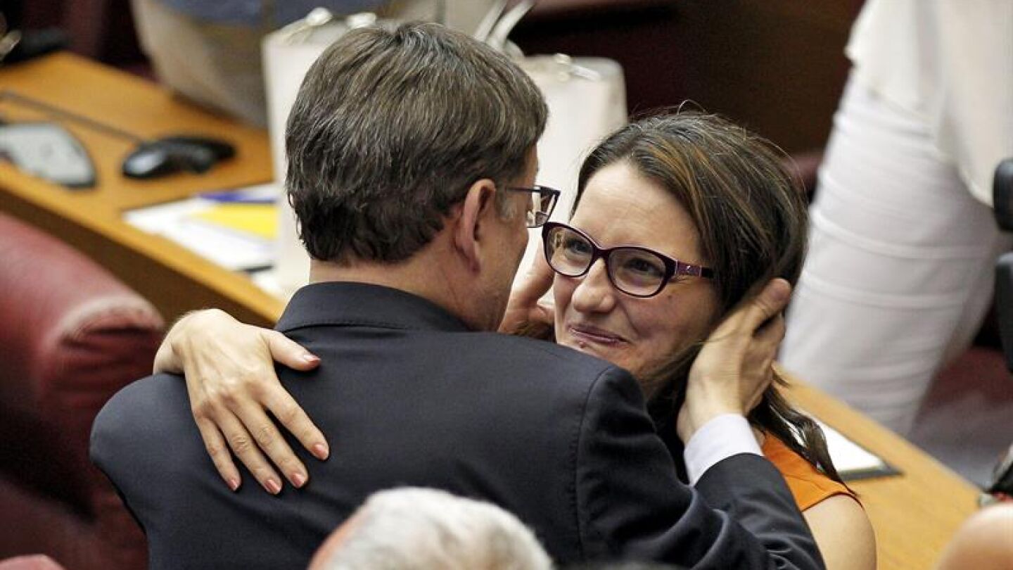 Ximo Puig abraza a M&oacute;nica Oltra