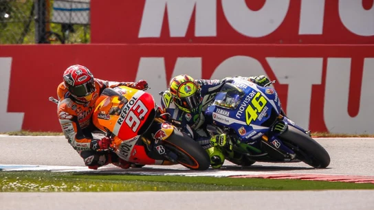 Márquez y Rossi se tocan en la última curva del GP de Holanda tocan