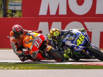 M&aacute;rquez y Rossi se tocan en la &uacute;ltima curva del GP de Holanda