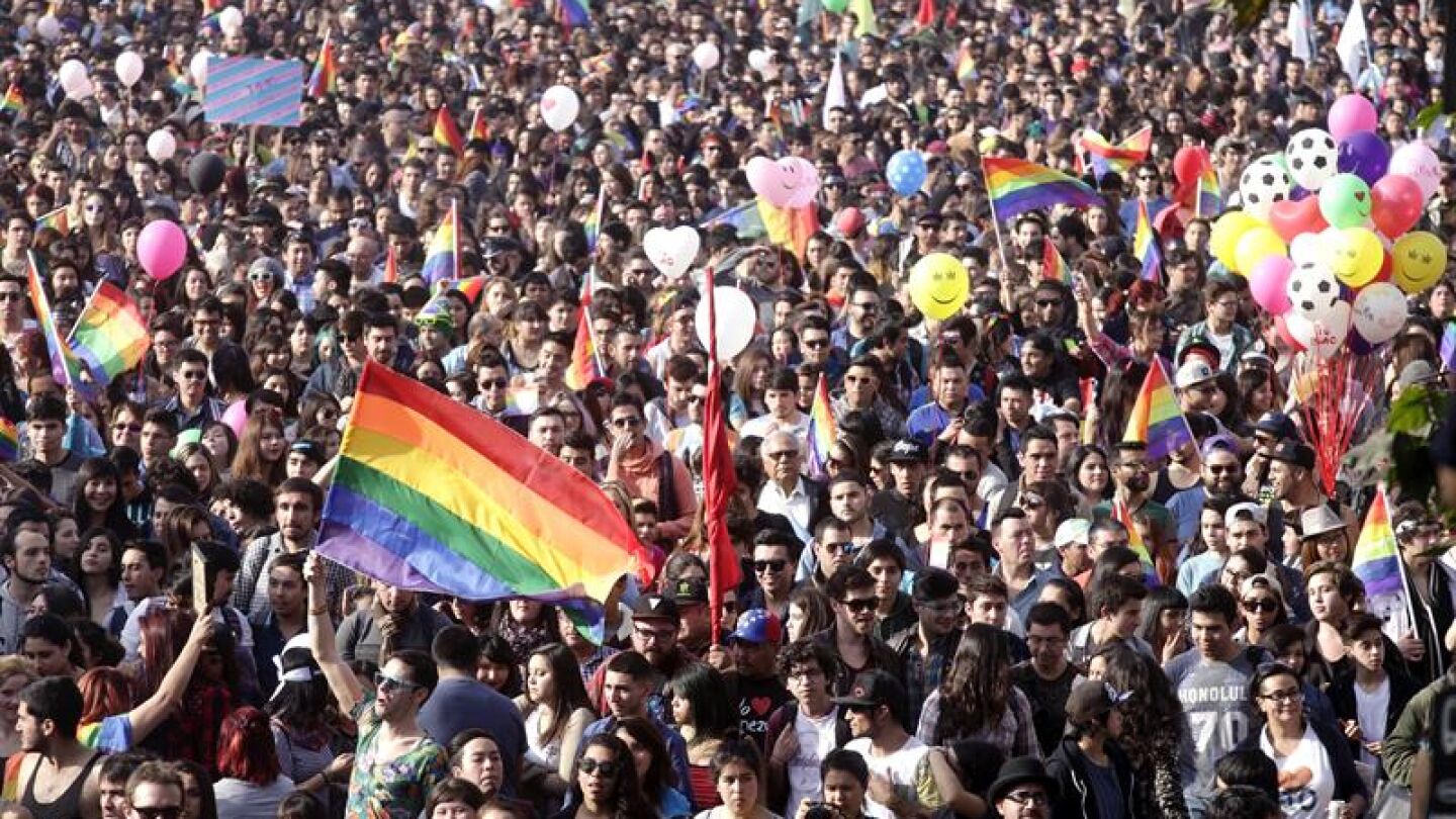 Miles de personas en la marcha del Orgullo Gay en Chile.