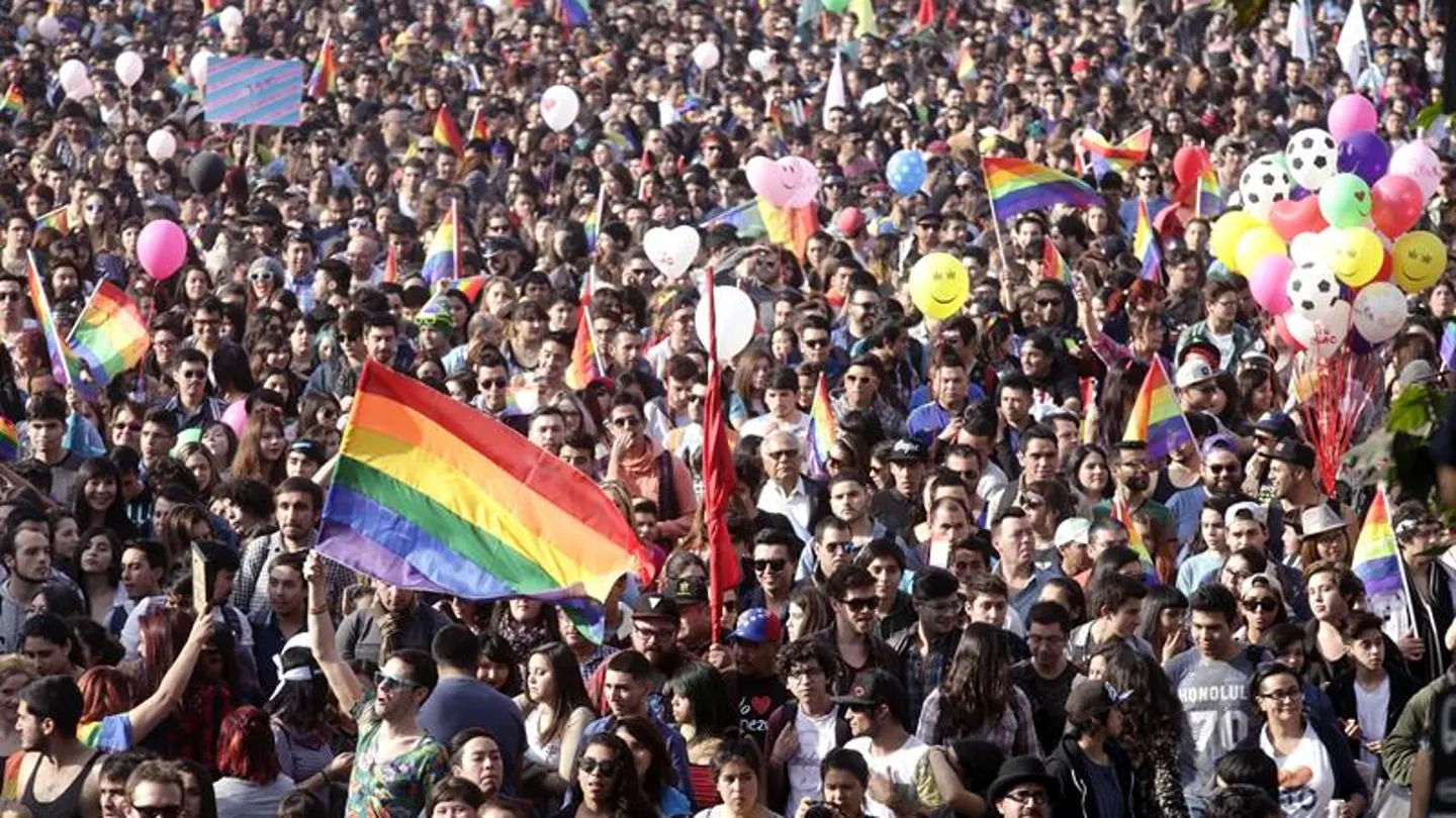 Miles de personas en la marcha del Orgullo Gay en Chile. Miles de personas en la marcha del Orgullo Gay en Chile.