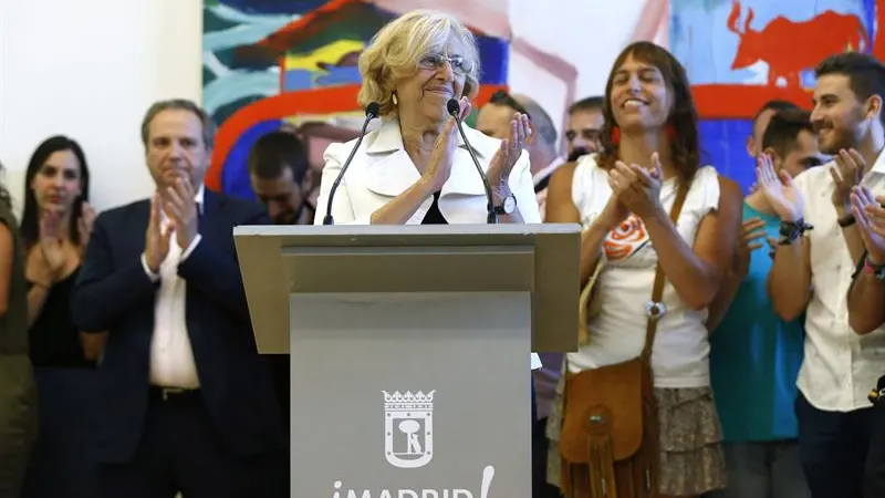 Carmena durante el acto de izado de la bandera gay.