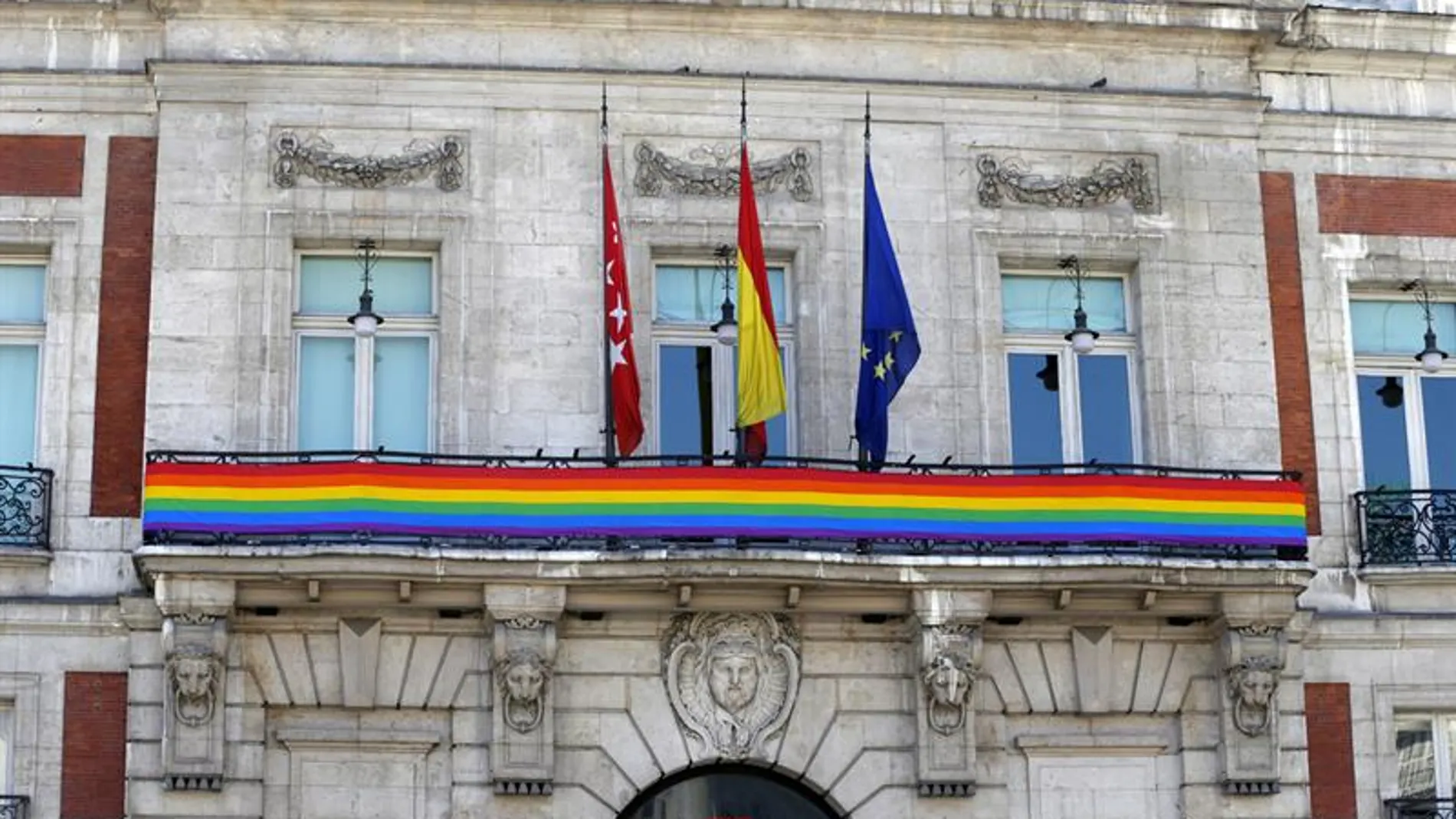 Bandera arcoiris en la sede de la Presidencia de la Comunidad de Madrid.