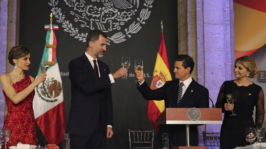 El rey Felipe y la reina Letizia con el presidente de M&eacute;xico, Enrique Pe&ntilde;a Nieto y su esposa