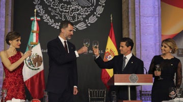 El rey Felipe y la reina Letizia con el presidente de México, Enrique Peña Nieto y su esposa