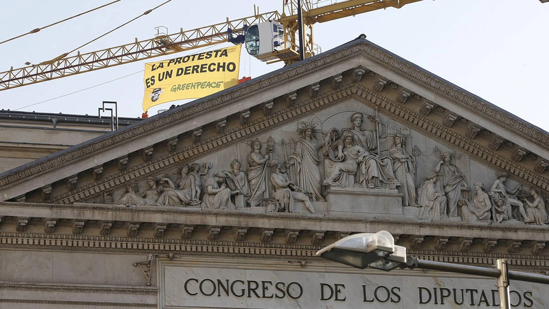 Pancarta de Greenpeace sobre el Congreso