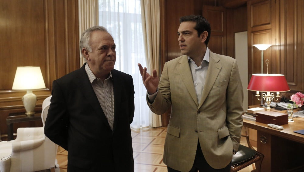 Tsipras con su vice primer ministro, Yanis Dragasakis