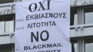 Retirada la gran pancarta por el 'no' en el Ministerio de Finanzas griego