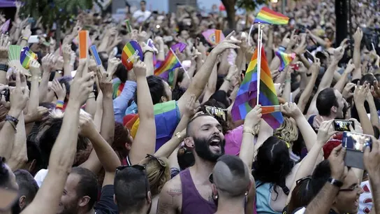 Cientos de personas se concentran en la plaza de Chueca Cientos de personas se concentran en la plaza de Chueca