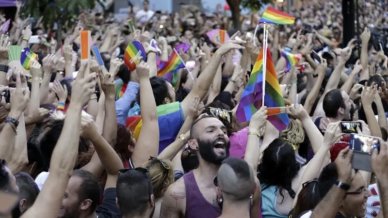 Cientos de personas se concentran en la plaza de Chueca