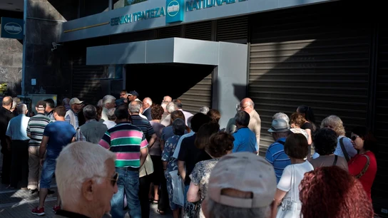 Colas de jubilados en Grecia frente a los bancos Colas de jubilados en Grecia frente a los bancos