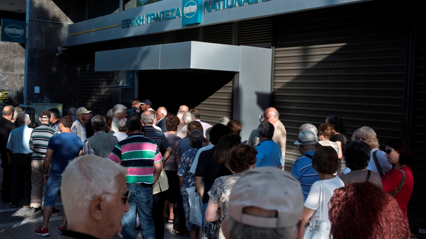 Colas de jubilados en Grecia frente a los bancos Colas de jubilados en Grecia frente a los bancos
