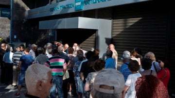 Colas de jubilados en Grecia frente a los bancos