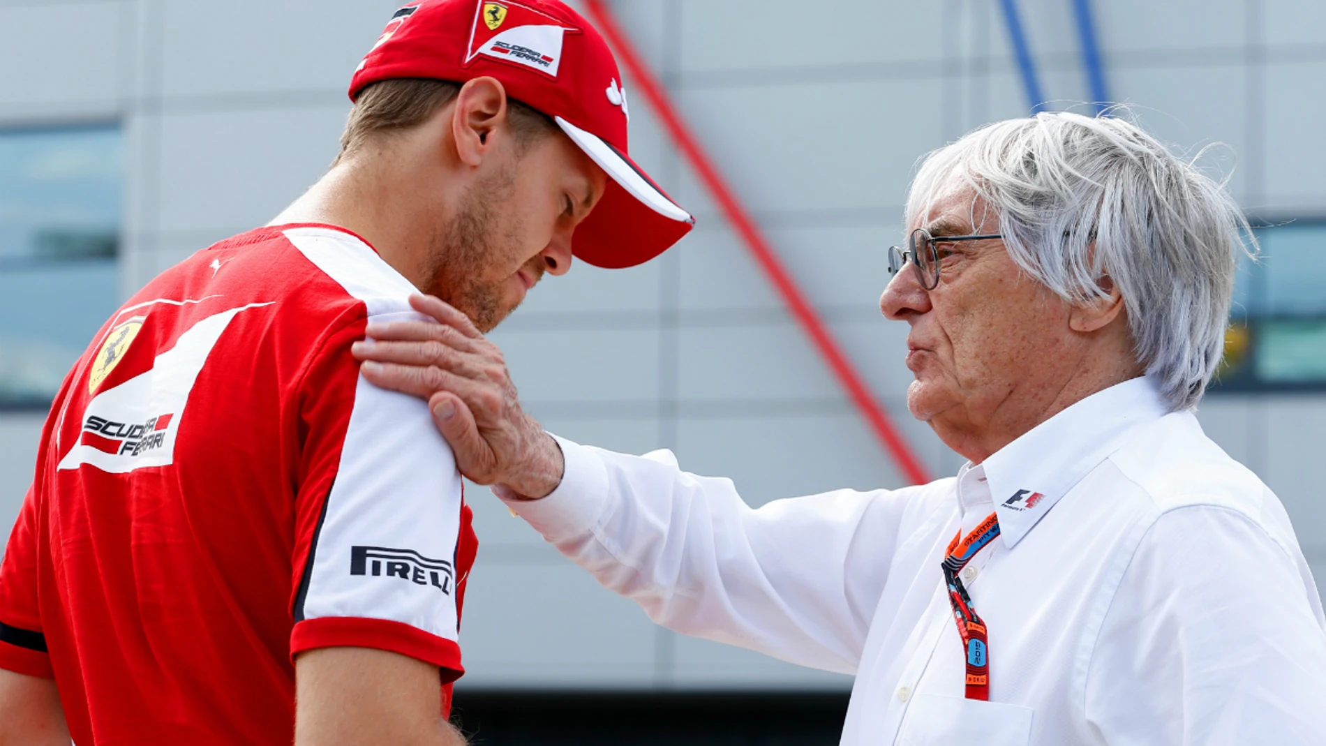 Ecclestone charla con Vettel