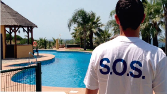 Socorrista en una piscina Socorrista en una piscina