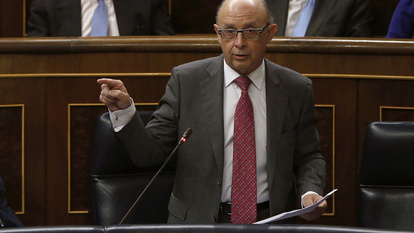 El ministro de Hacienda durante su intervenci&oacute;n en la sesi&oacute;n de control al Ejecutivo